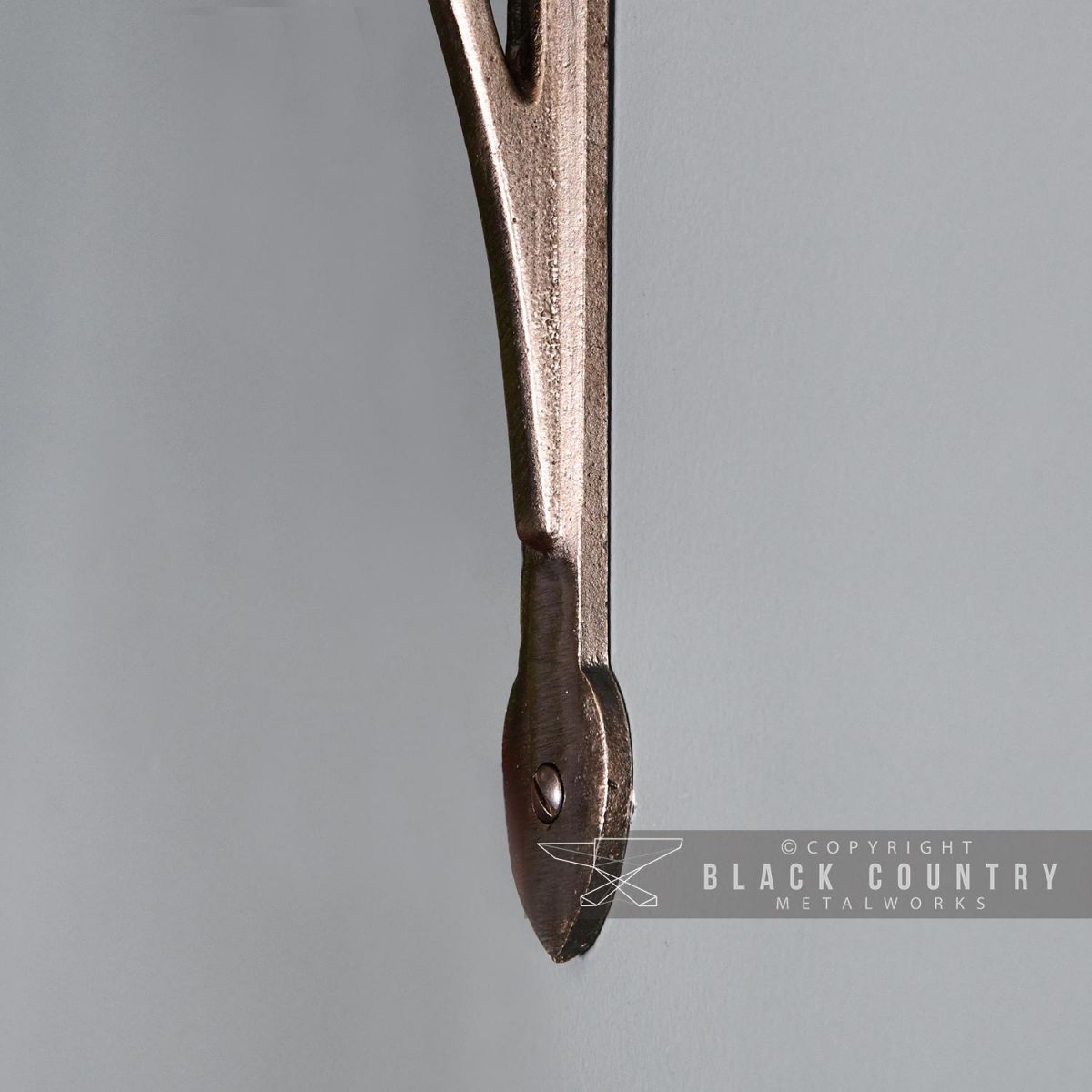 Close-up of the Arrow Ends on the Shelf Bracket