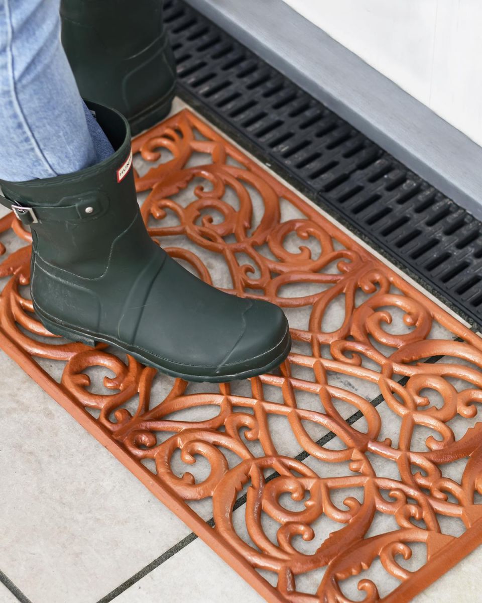 "Bampton" Cast Iron Rustic Doormat to Scale