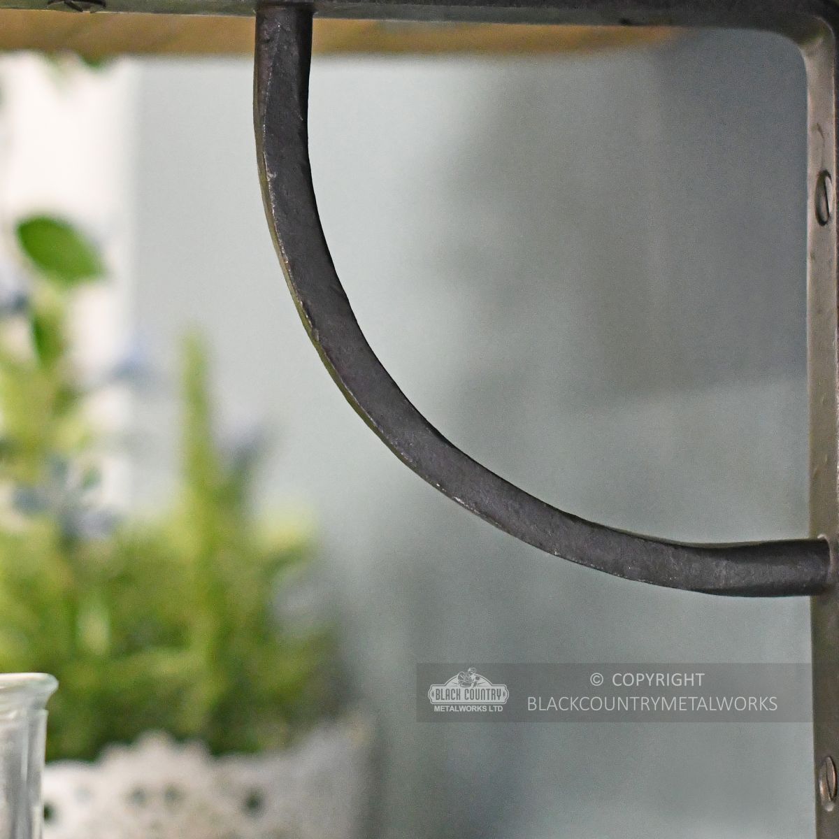 "Dovedale" Arched Beeswax Iron Shelf Bracket 16 x 16cm