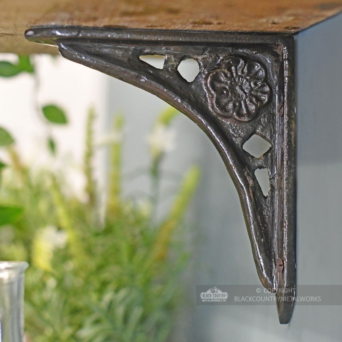 Robust iron shelf bracket