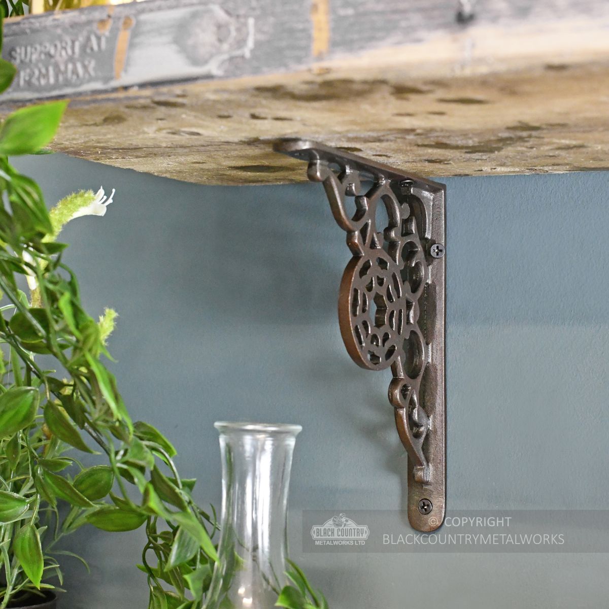 Cast iron decorative shelf bracket