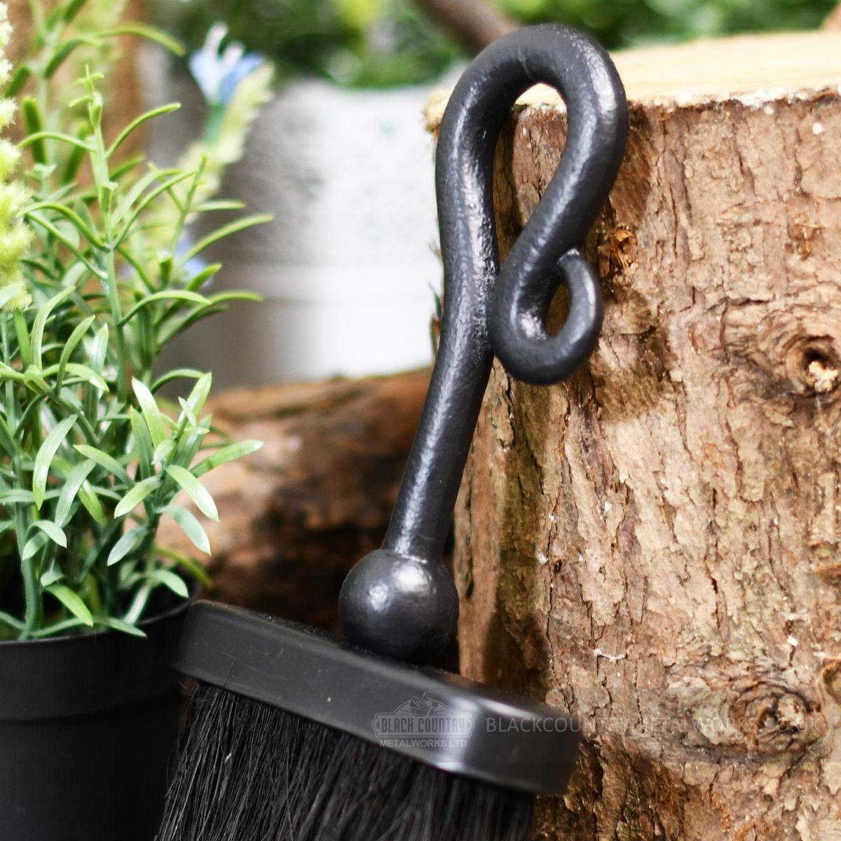 Detailed image of handle on brush