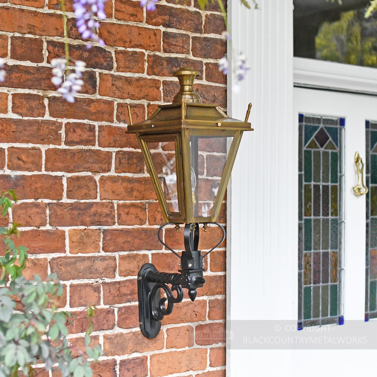 Outdoor garden wall lighting, antique brass finish Outdoor garden wall lighting, antique brass finish