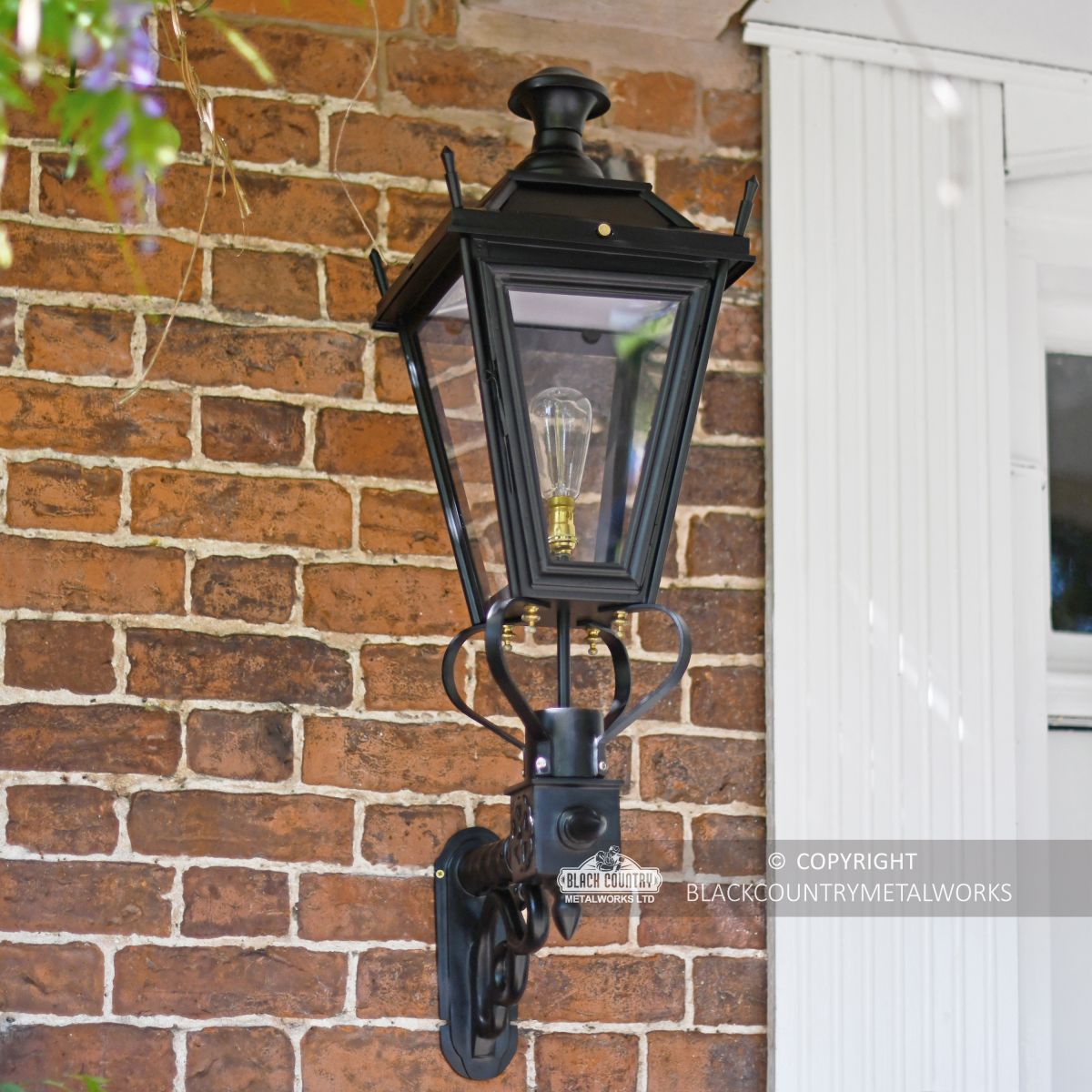 Outdoor traditional wall lantern