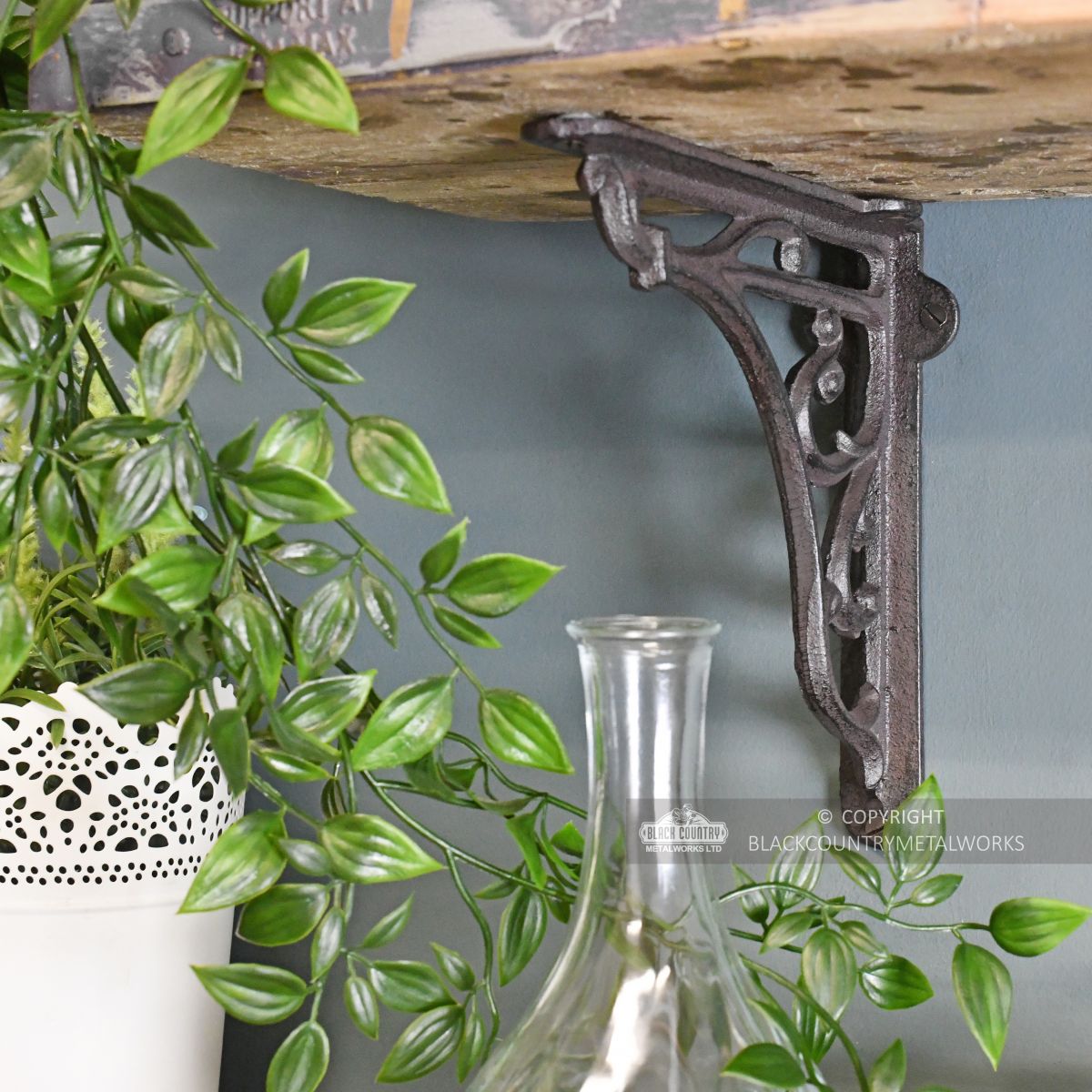 Cast iron interior shelf bracket