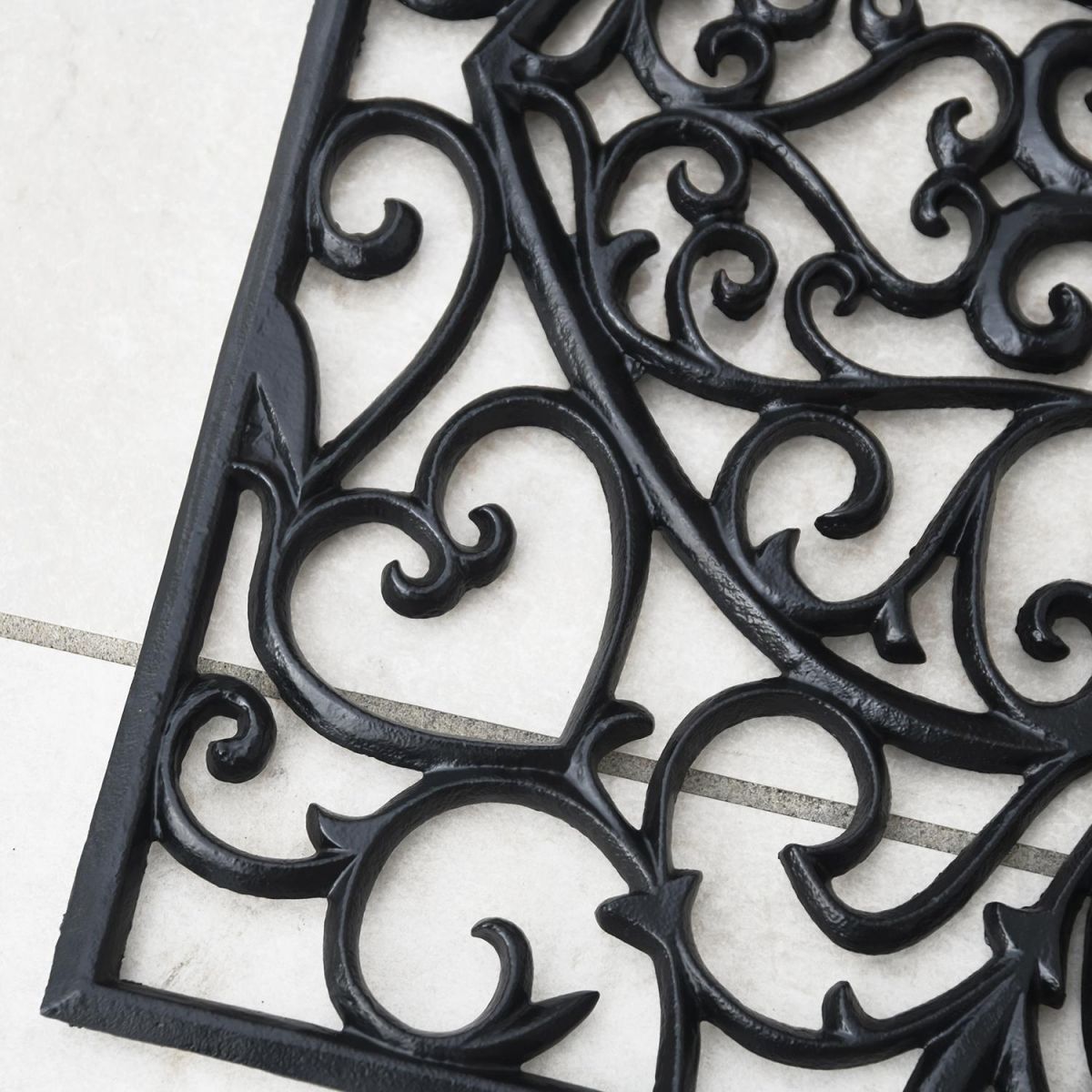 Close-up of the Black Finish on the "Belleview" Rectangle Heart Doormat
