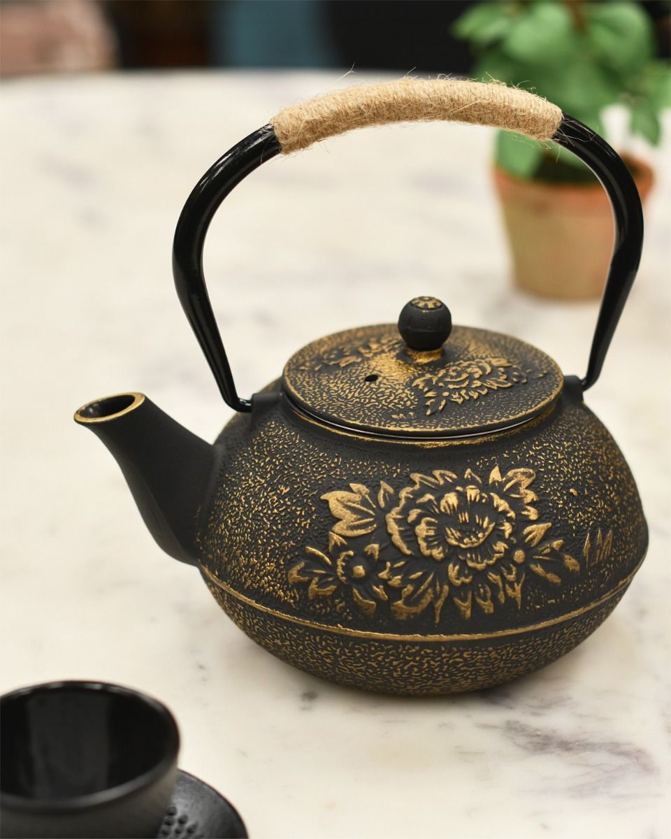 Cast Iron Black and Gold "Kuro to Kin" Teapot  Cast Iron Black and Gold "Kuro to Kin" Teapot