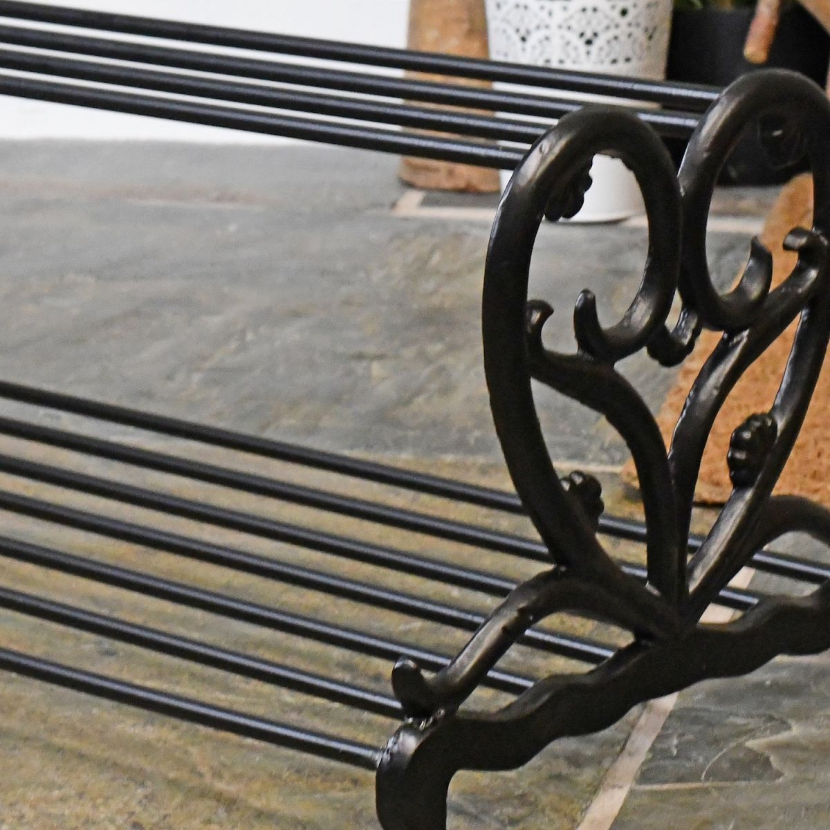 Black “Loredana” Heart Shoe Stand