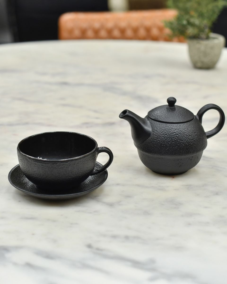 Complete tea set detail in Black Cast Iron "Himeji" Tea Set Complete tea set detail in Black Cast Iron "Himeji" Tea Set