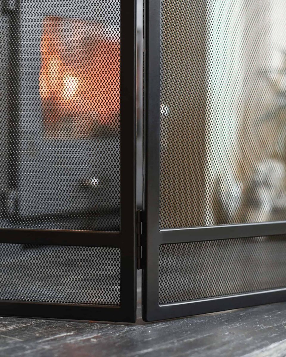 Close-Up of Black Curved Three Fold Fireguard in Situ Close-Up of Black Curved Three Fold Fireguard in Situ