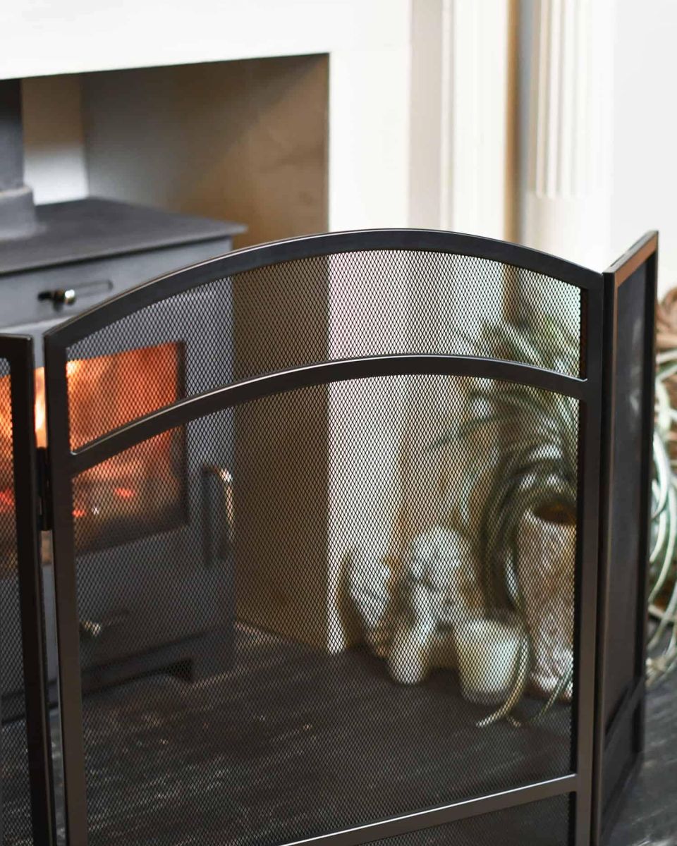 Close-Up of Black Curved Three Fold Fireguard in Situ Close-Up of Black Curved Three Fold Fireguard in Situ