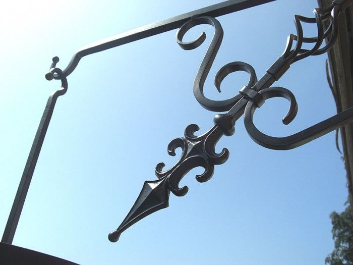 “Fenwick” Hanging Flower Basket & Matching Bracket