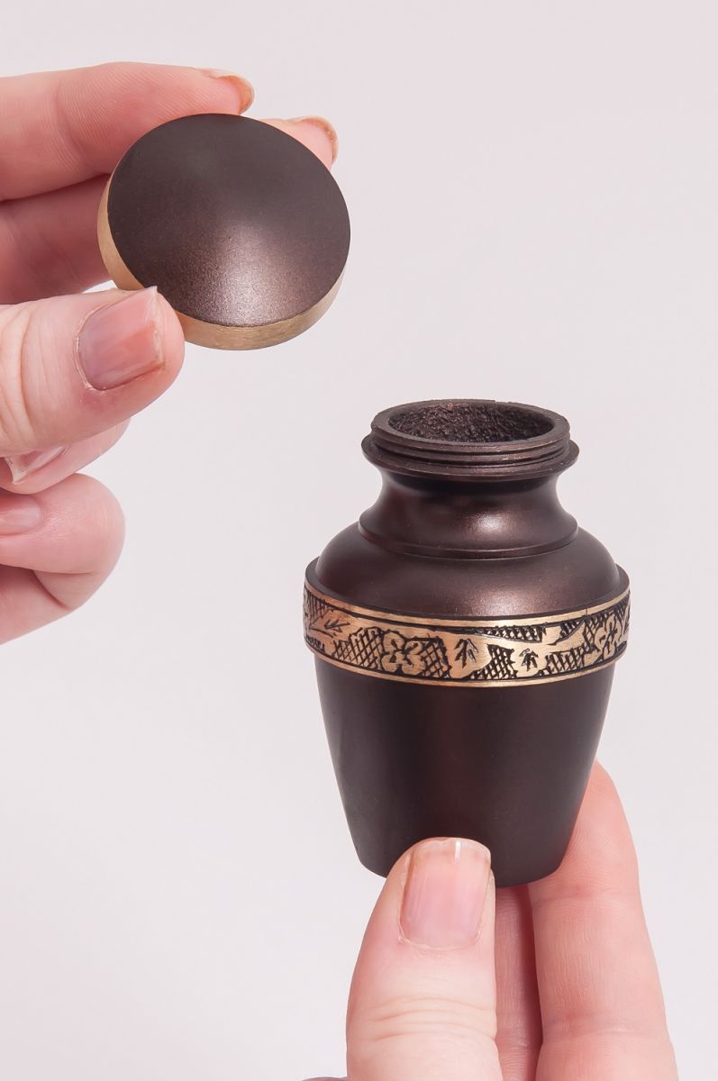 “Constance” Small Memorial Urn 