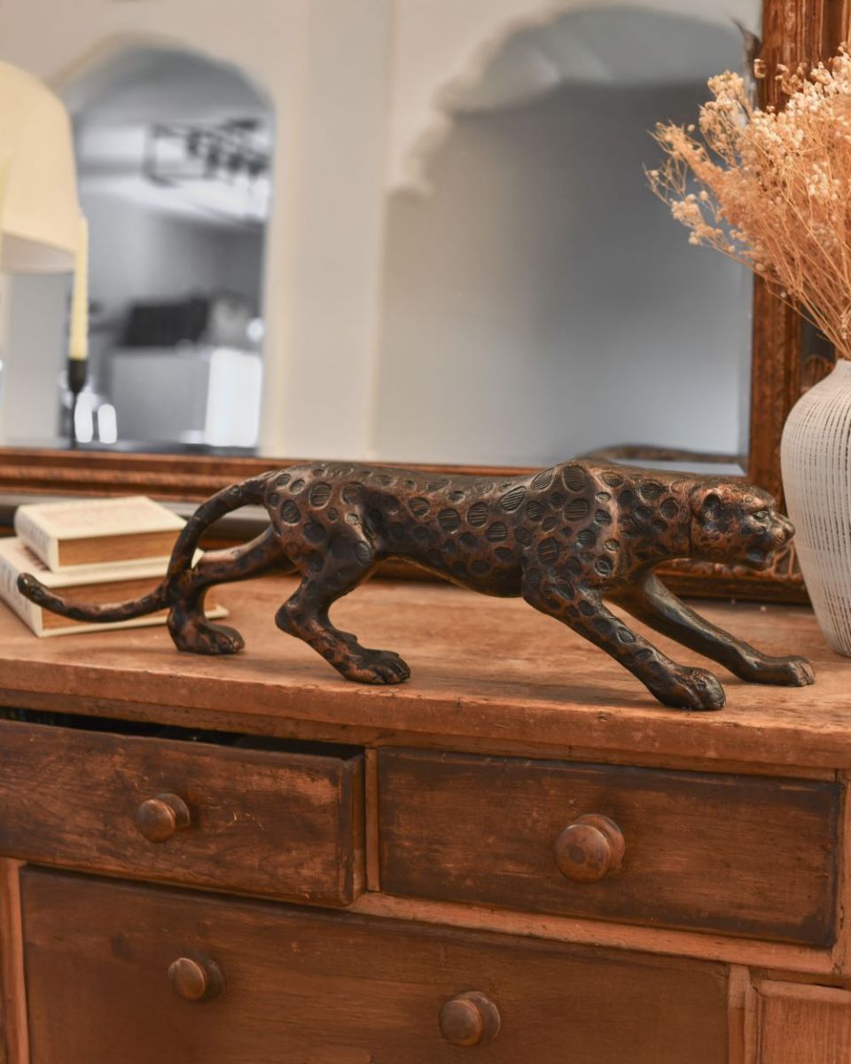 Side view of bronze leopard