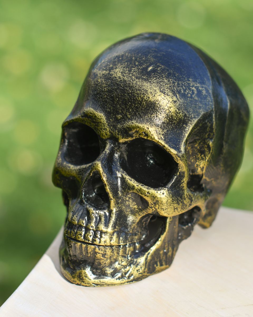 Cast aluminium skull ornament