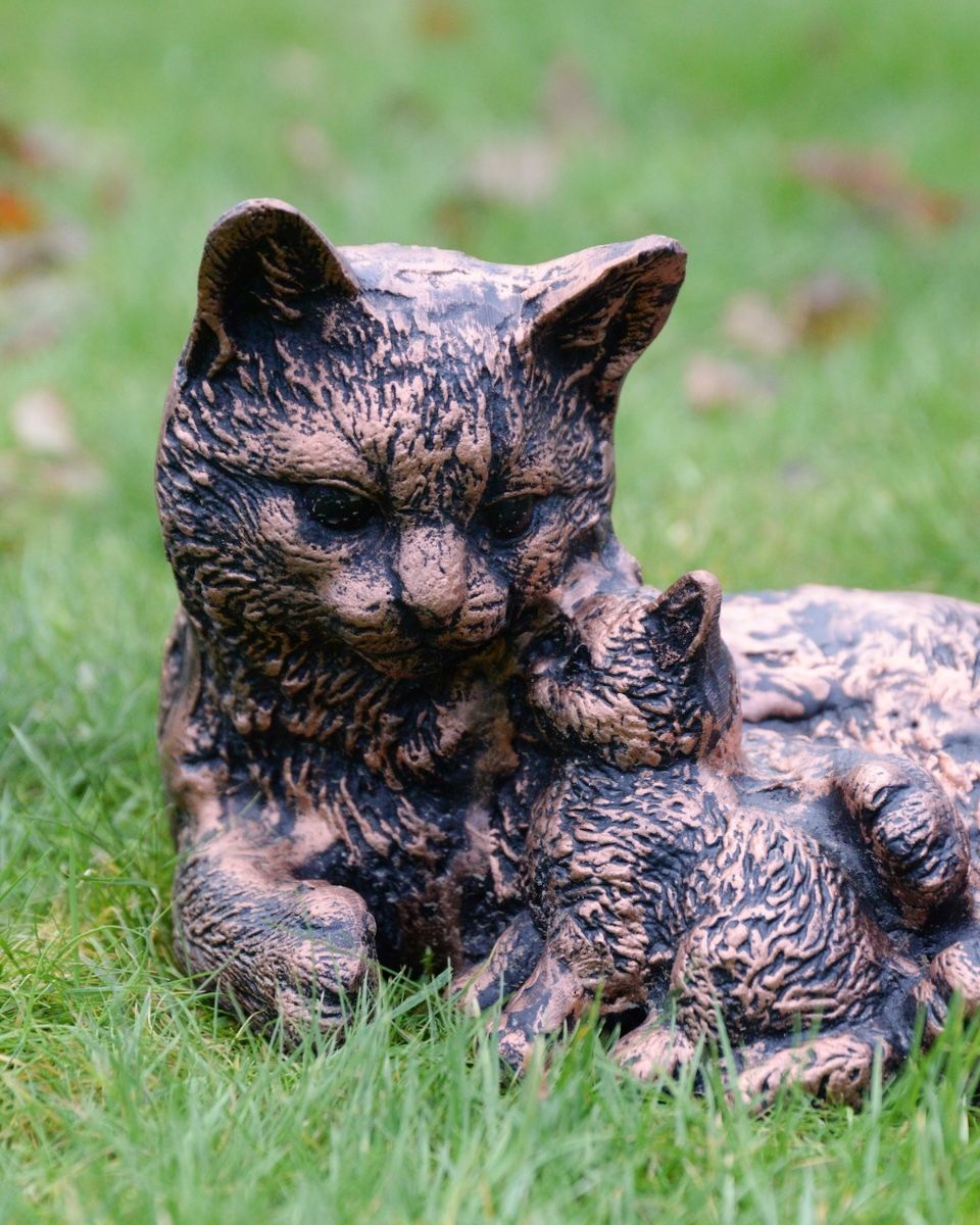 Cat and Kitten in Cast Aluminium Garden Sculpture - Bronze close up of head