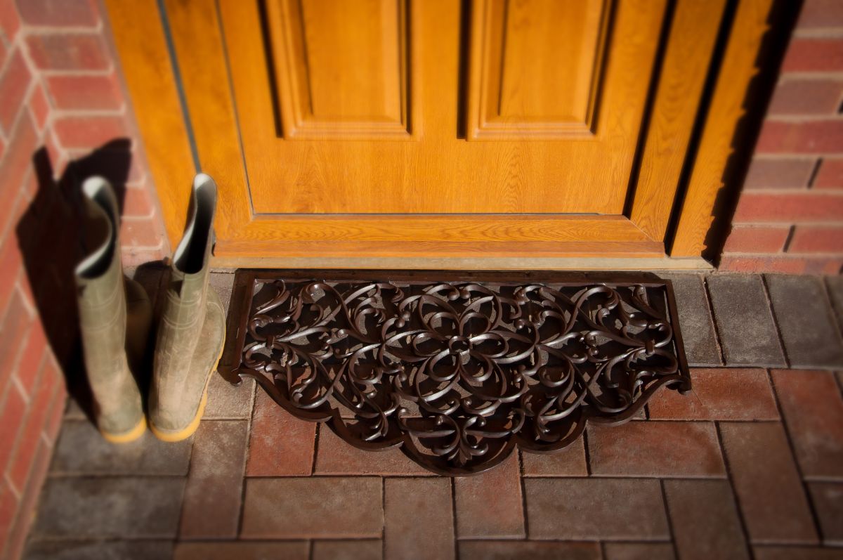 "Hammer Hill" Rustic Cast Iron Door Mat With Arched Edge