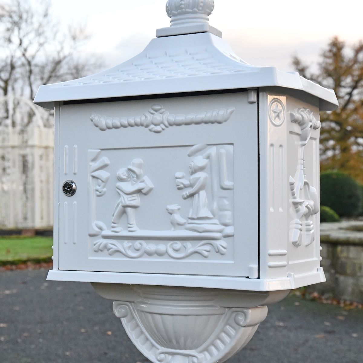 Classic White Freestanding Huntingdon Post Box locked box