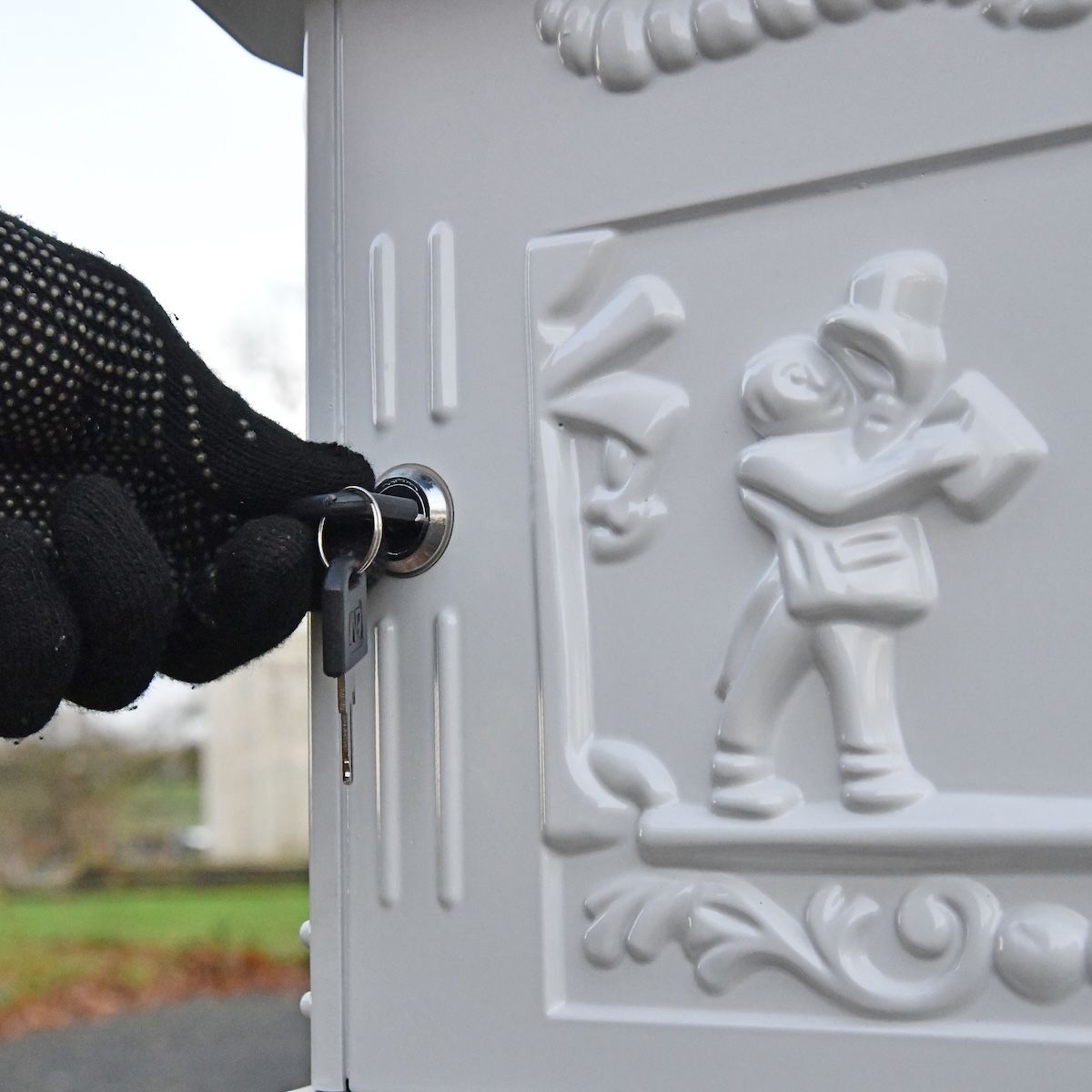 Classic White Freestanding Huntingdon Post Box locking mechanism