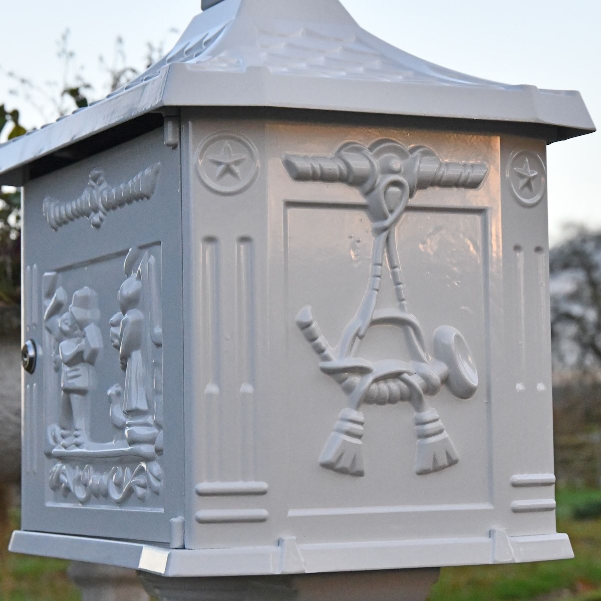 Classic White Freestanding Huntingdon Post Box side of box