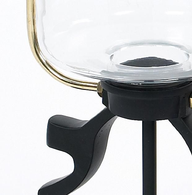 Close-up o fthe Curved Glass in the "Belgravia" Extra Large Lamp Post & Lantern Close-up o fthe Curved Glass in the "Belgravia" Extra Large Lamp Post & Lantern