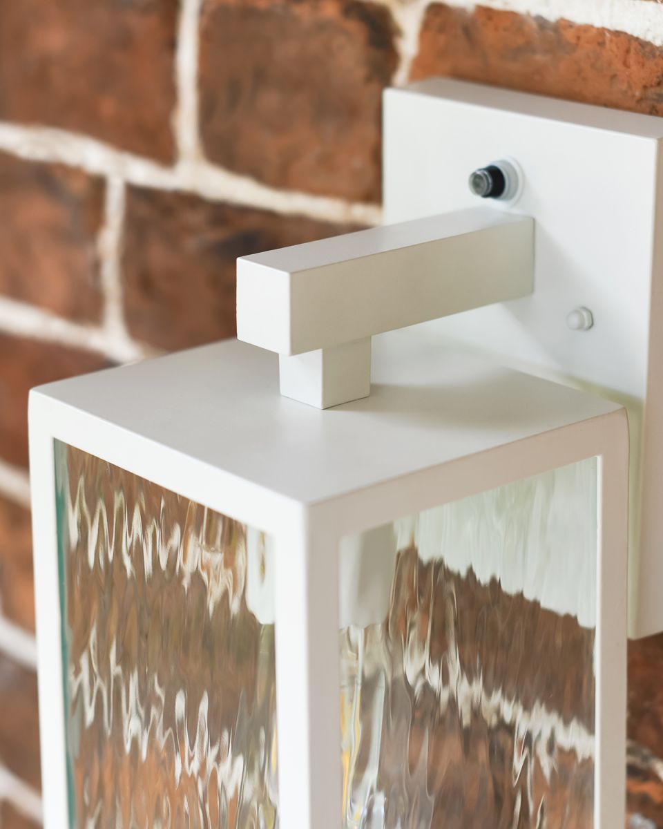 Close-up of the Contemporary Top Fix Bracket Close-up of the Contemporary Top Fix Bracket