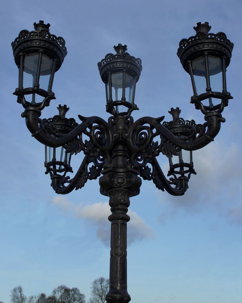 Close up of Royal Colonial Lamp Post brackets
