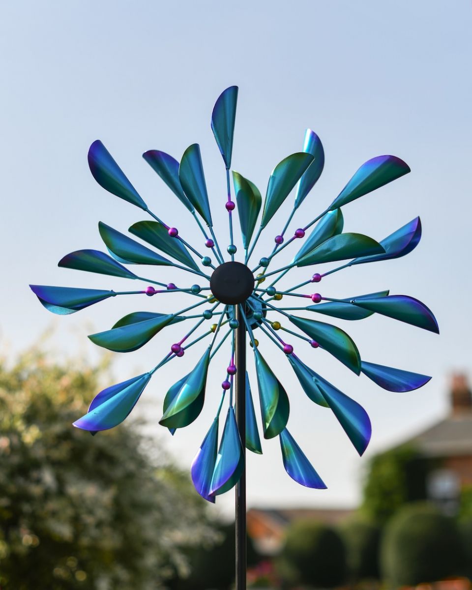Close up view of the head of the windspinner