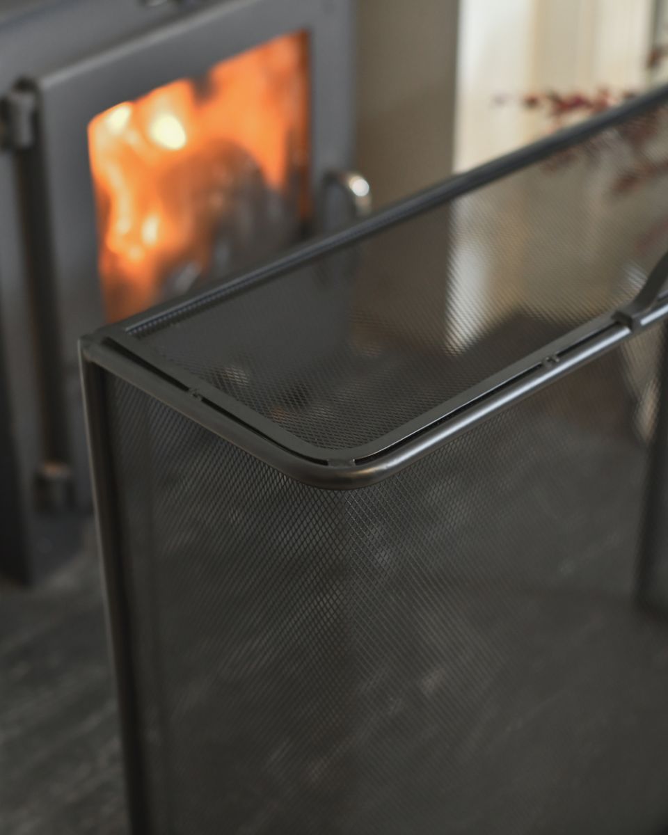 Close Up Of The Traditional Highgrove Fire Guard  Close Up Of The Traditional Highgrove Fire Guard