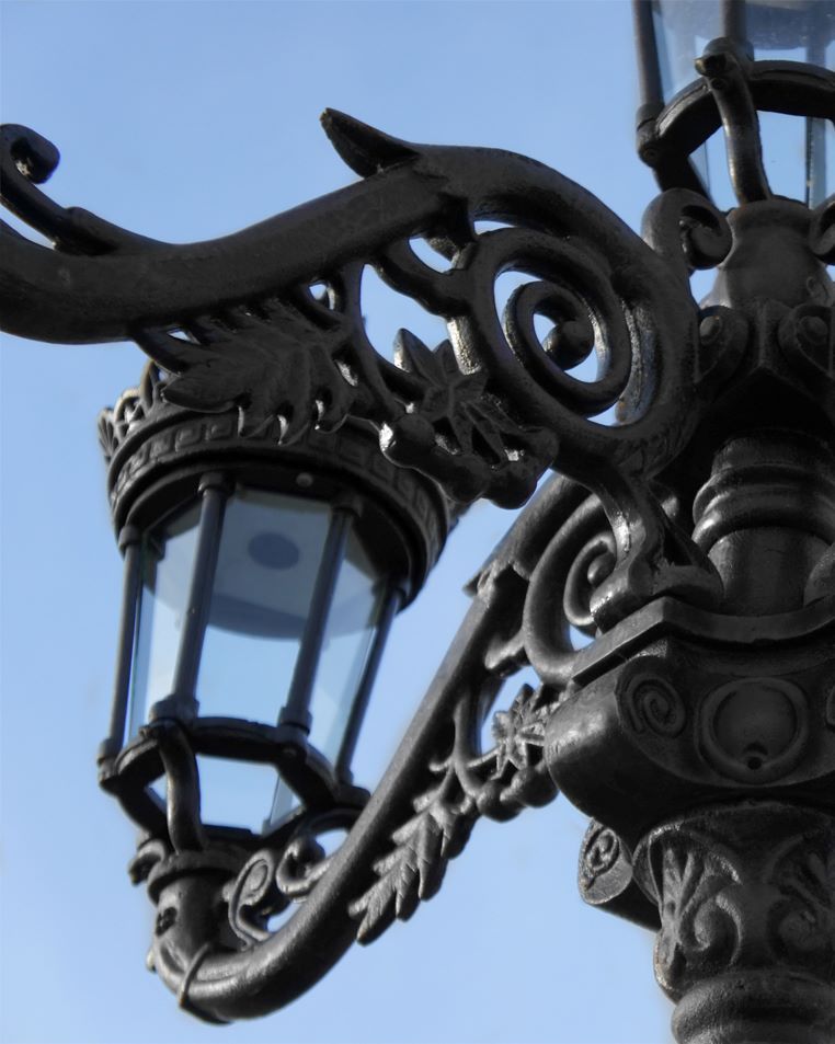 Close up of brackets and lanterns on left hand side of lamp post