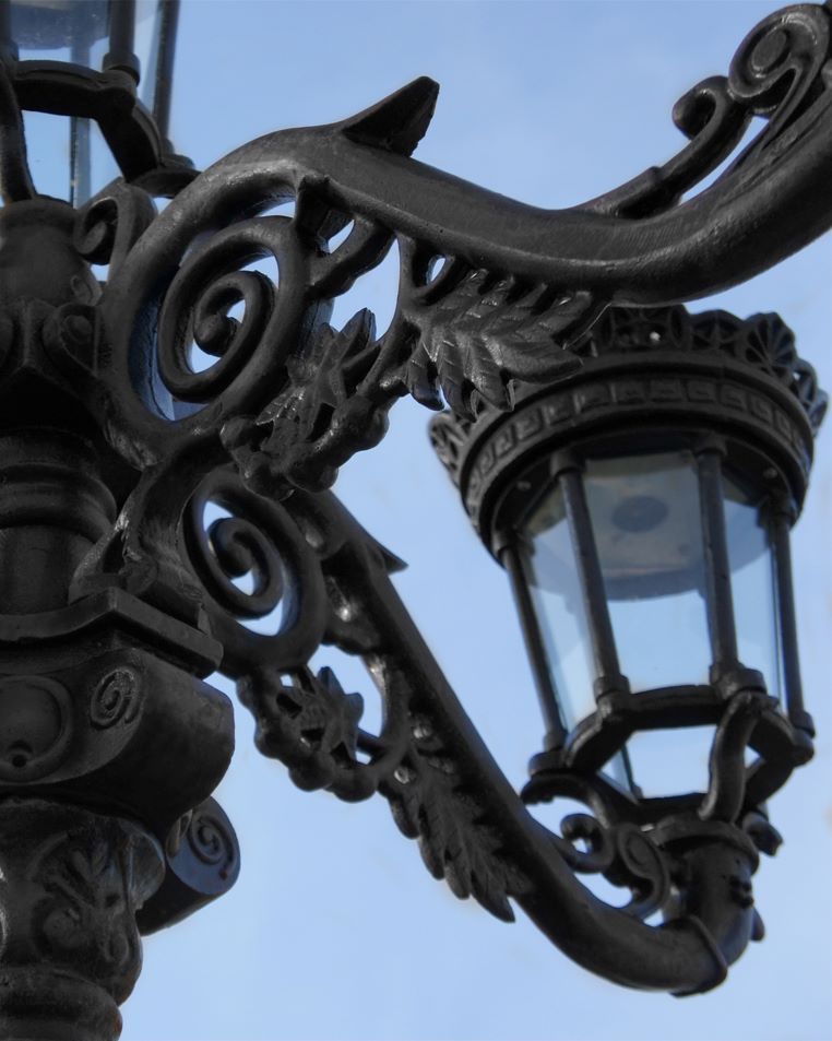 Close up of brackets and lanterns on right hand side of lamp post