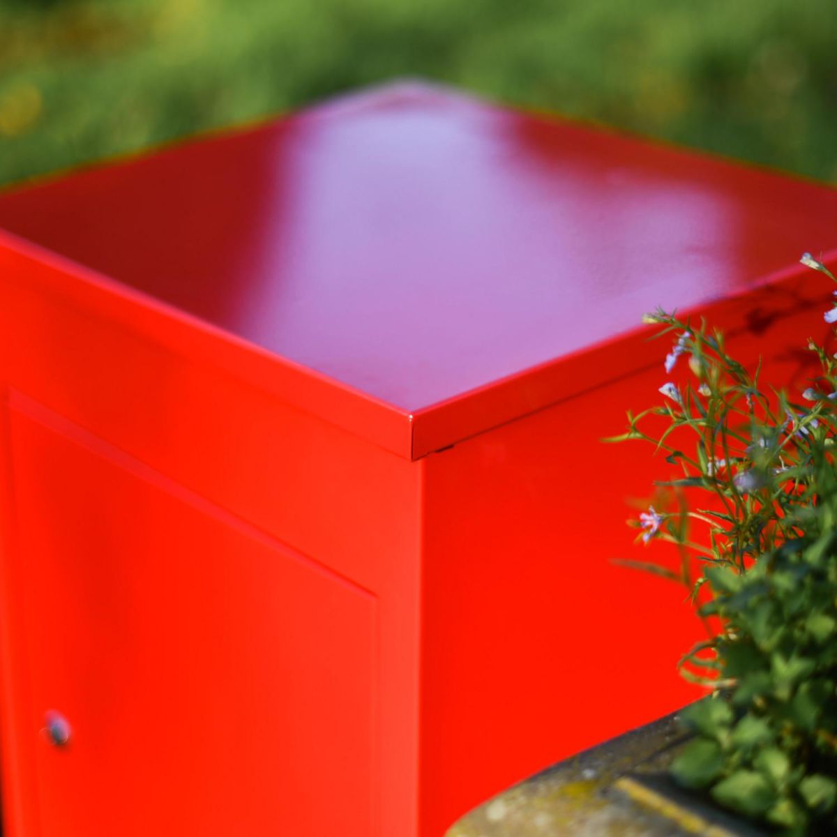 Close-Up of Deluxe Red Bexley Free Standing Parcel Box Close-Up of Deluxe Red Bexley Free Standing Parcel Box