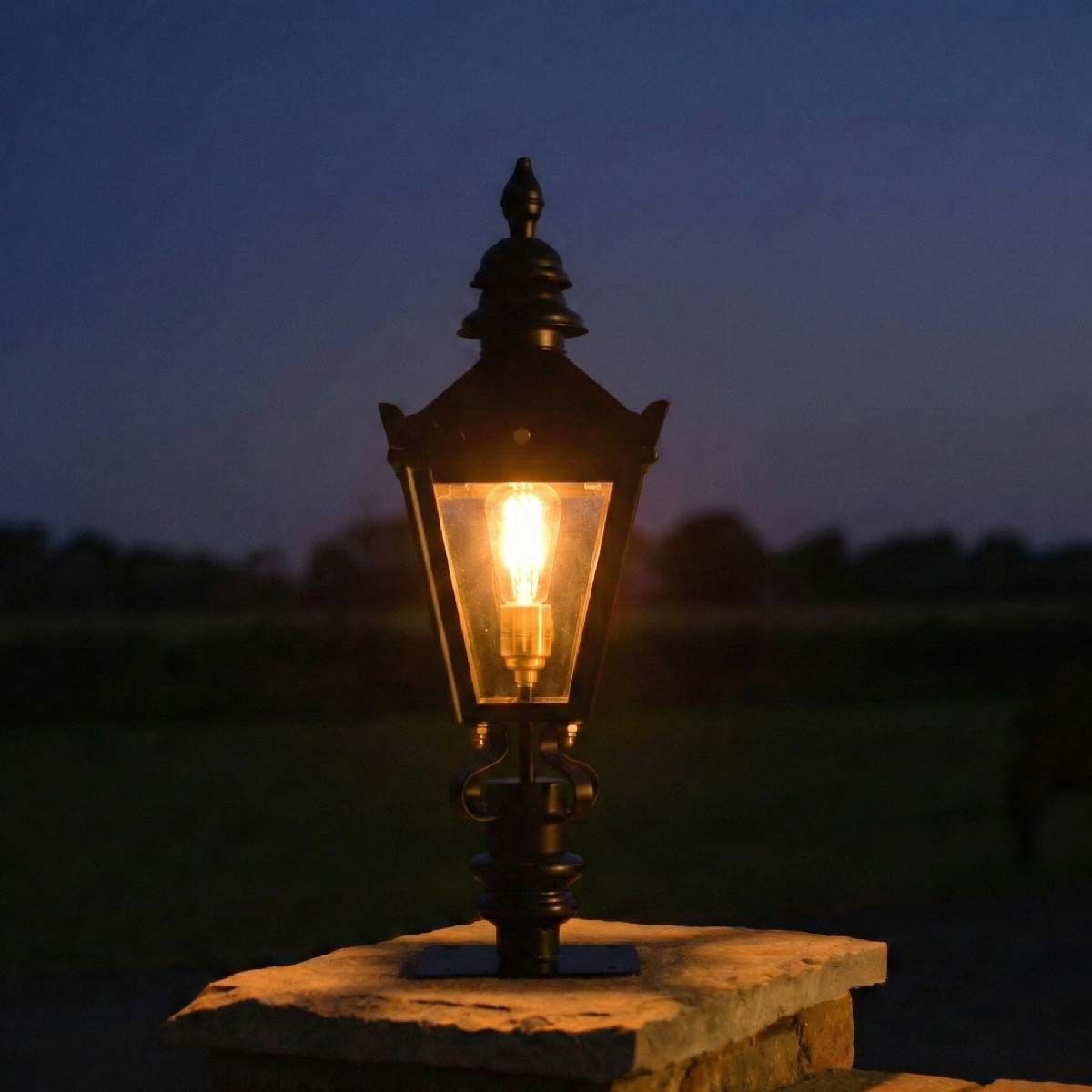 Digital representation of Harrogate Pillar Light and Lantern Set 64cm lit up at night