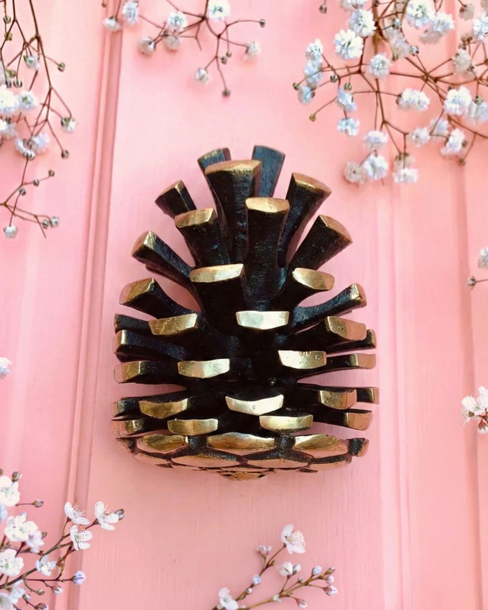 dk323_-_pine_cone_door_knocker_on_red_door with flowers