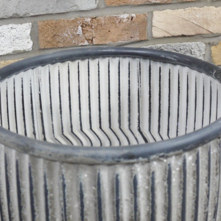 Close-up of the Top of the Vintage Metal Dolly Tub Set