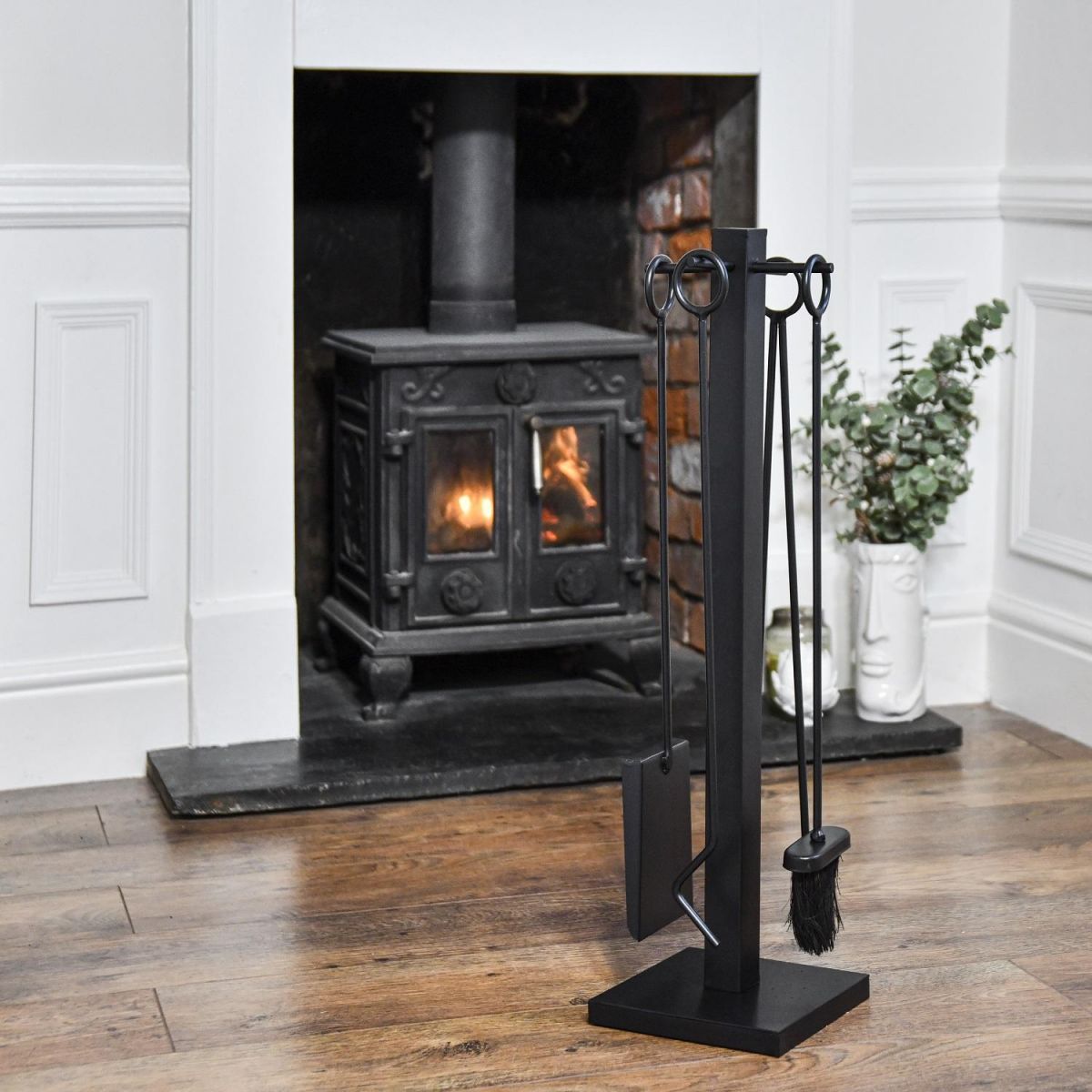 "Whityard Avenue" Black Companion Set 