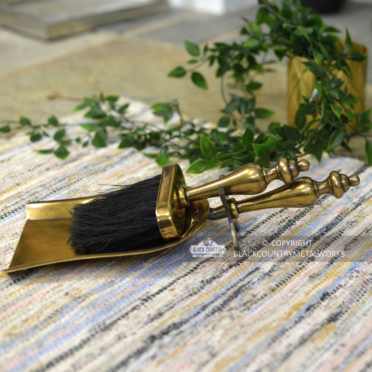 Side View of the “Merradew Manor” Brush & Pan Set