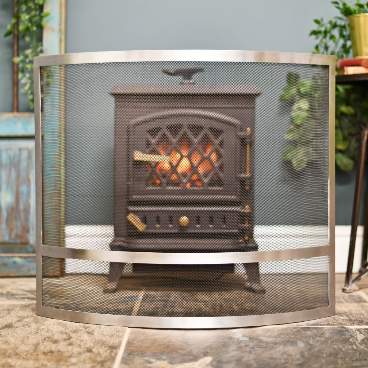 Curved fire guard in front of log burner