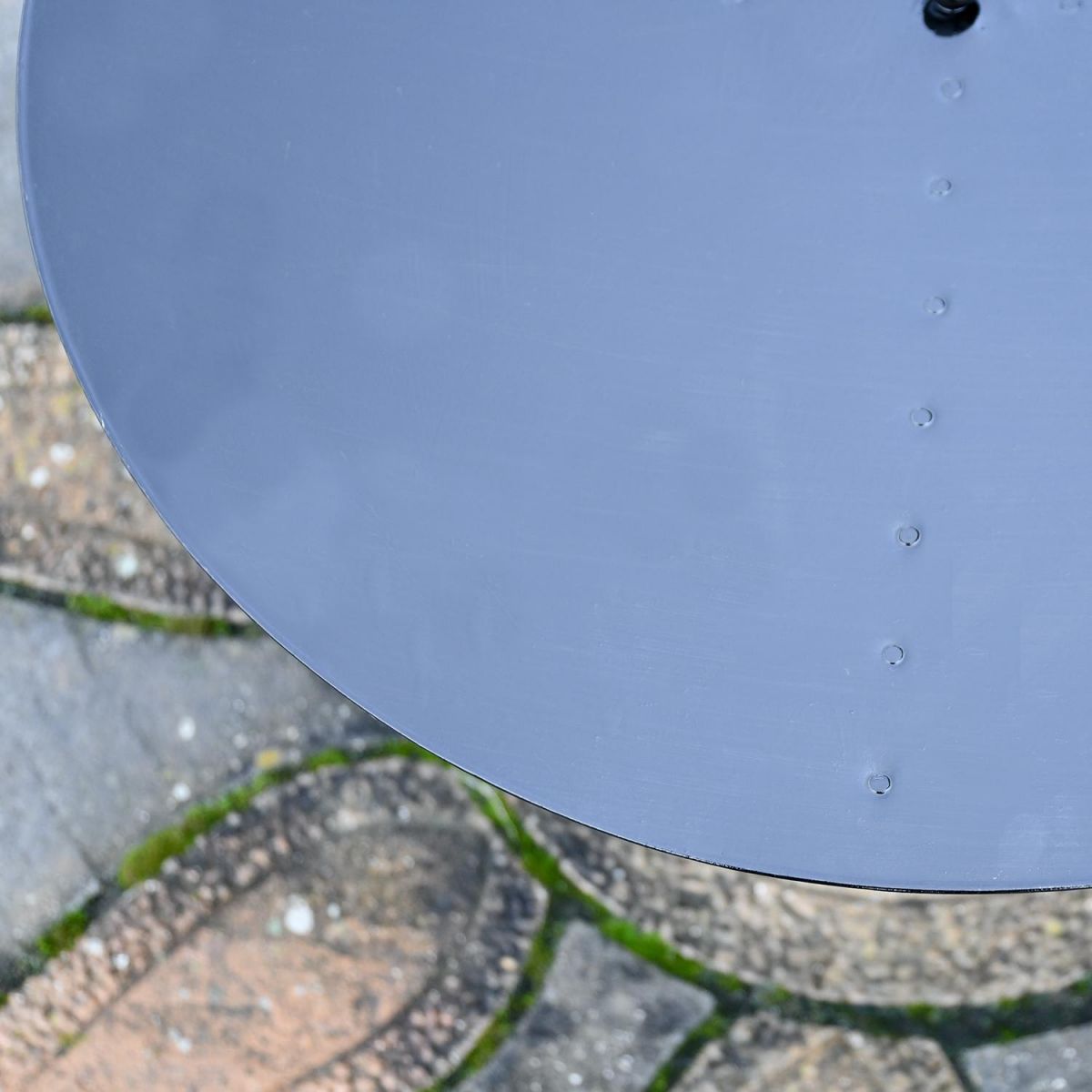 Close up of curved lid 