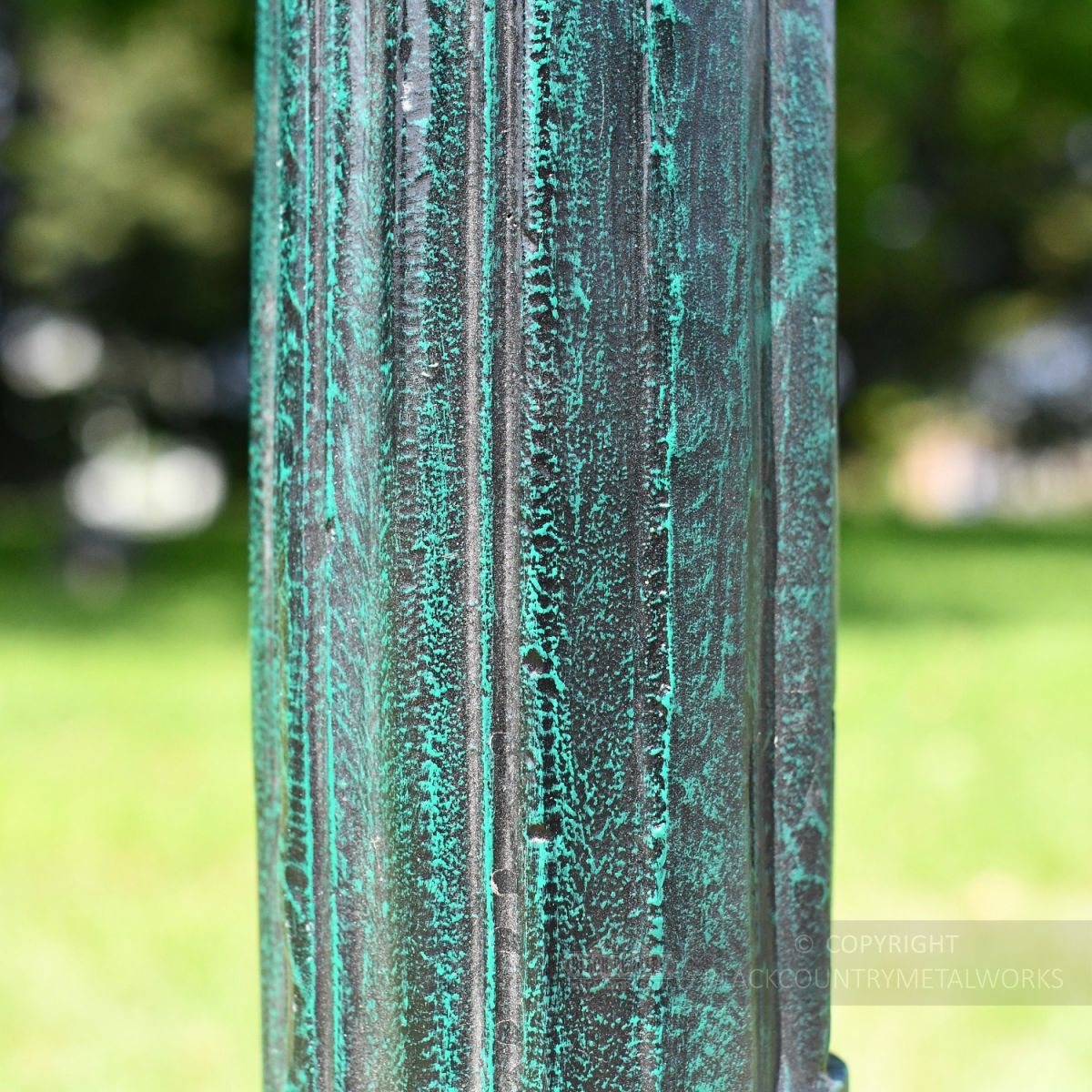 Fluting on lamp post column