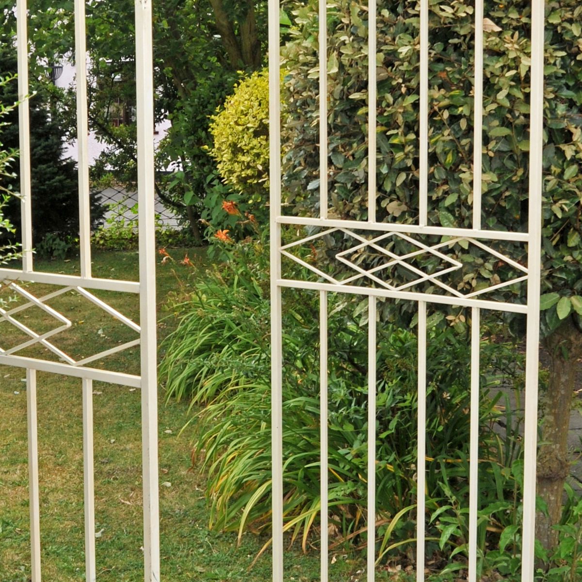 Unique design iron entrance way arch