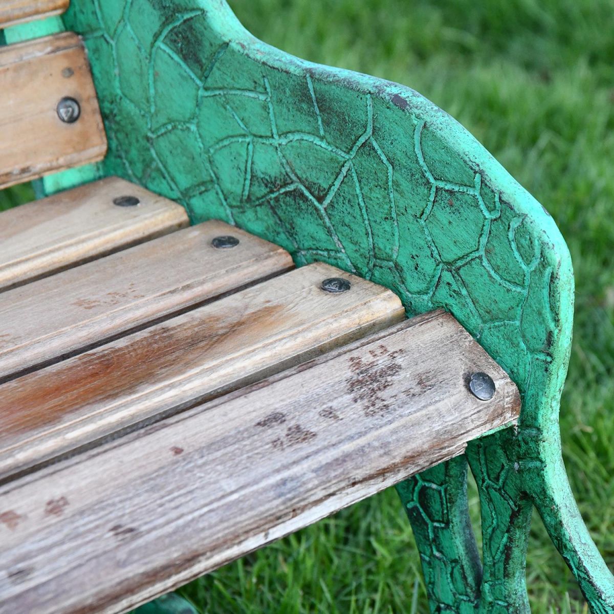 Close up of wooden slats and giraffe outline 