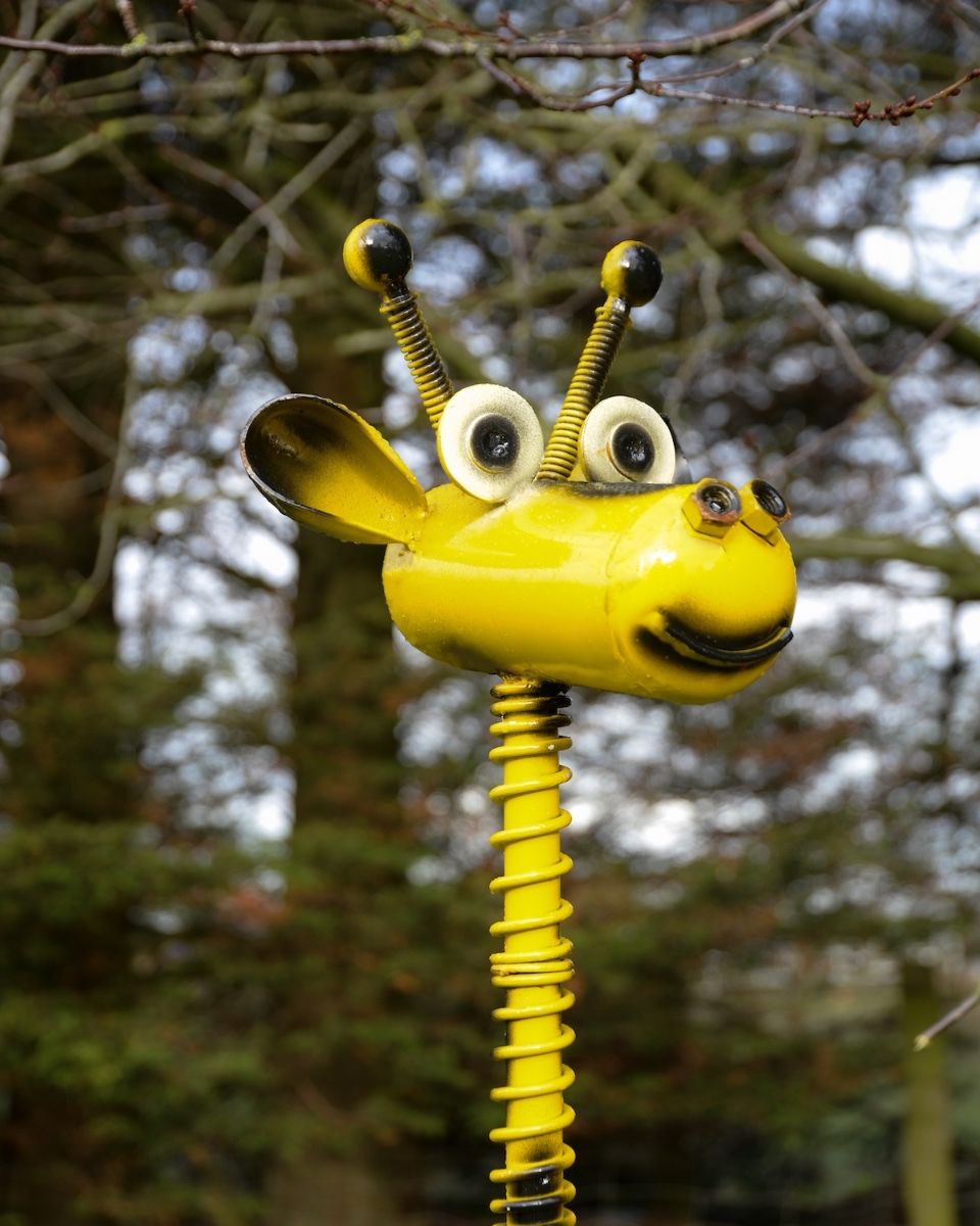 ‘Stretch’ Upcycled Gas Bottle Giraffe Garden Sculpture - Yellow close up of head