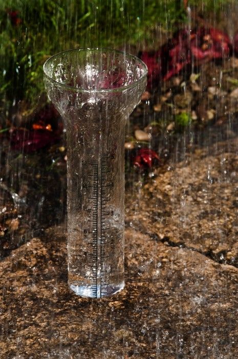 “Hummingbird Falls“ Rain Gauge with Iron Stand “Hummingbird Falls“ Rain Gauge with Iron Stand