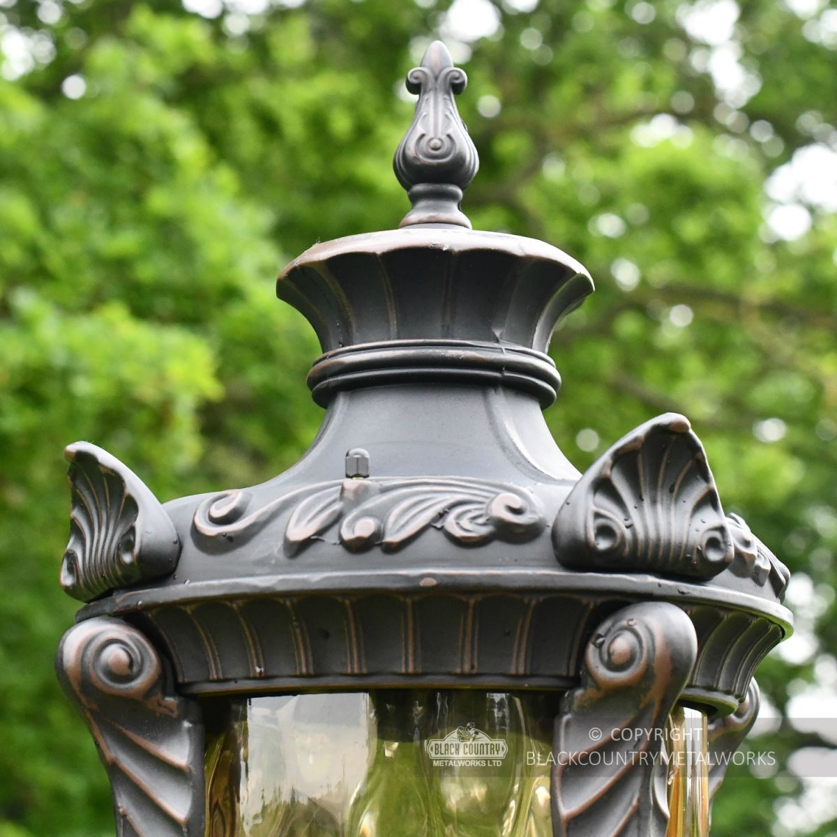 Gothic Detailed Lamp Post Luminaire