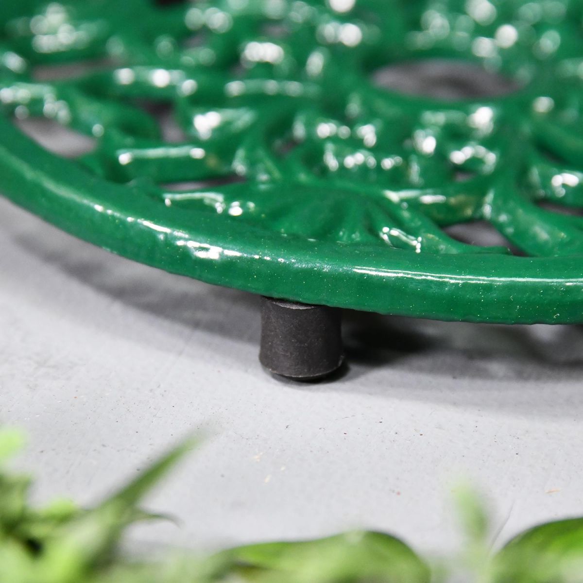 Close-up of the feet on the Green Heavy Duty Cast Iron Round Trivet
