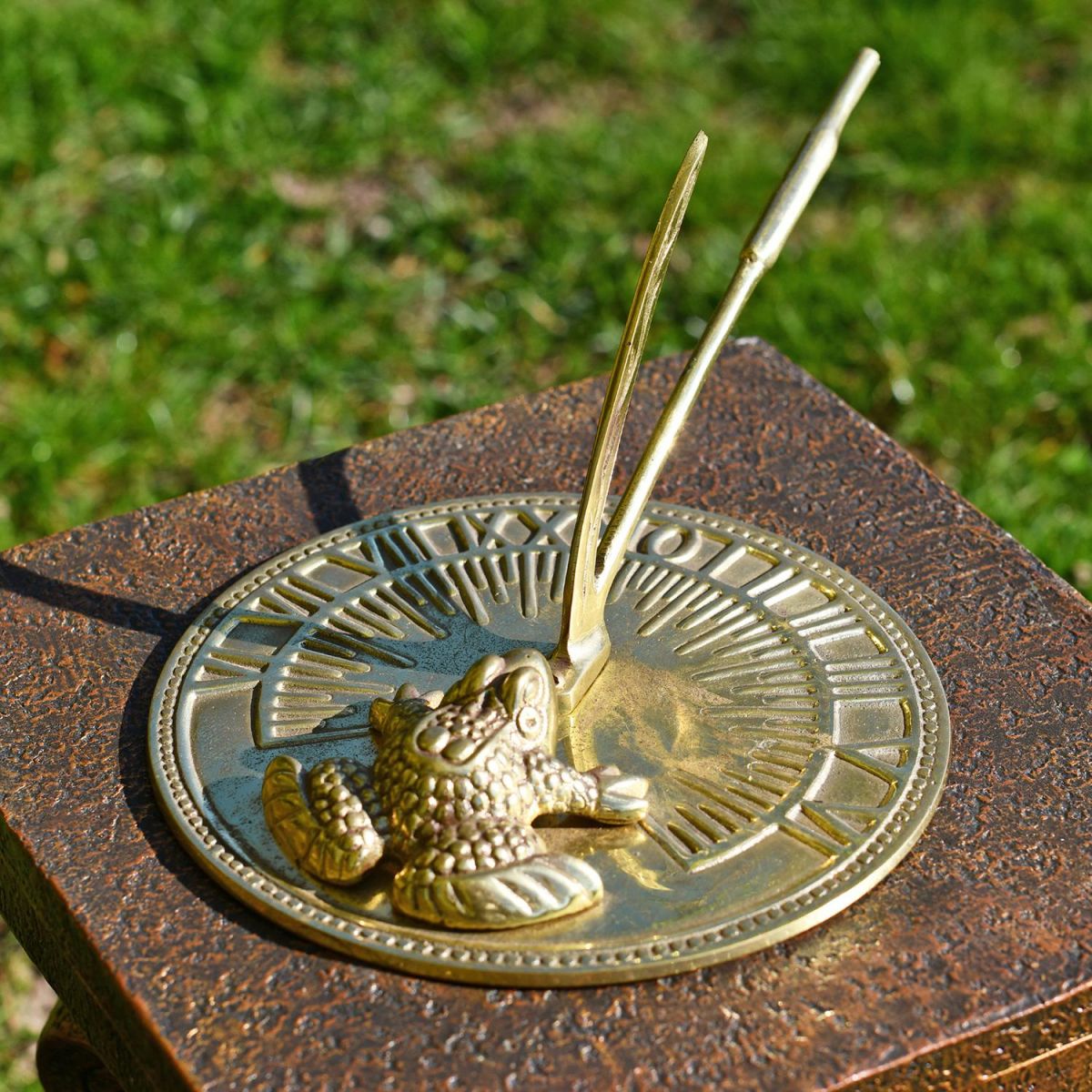 Toad & Bullrush Sundial - 160mm Toad & Bullrush Sundial - 160mm