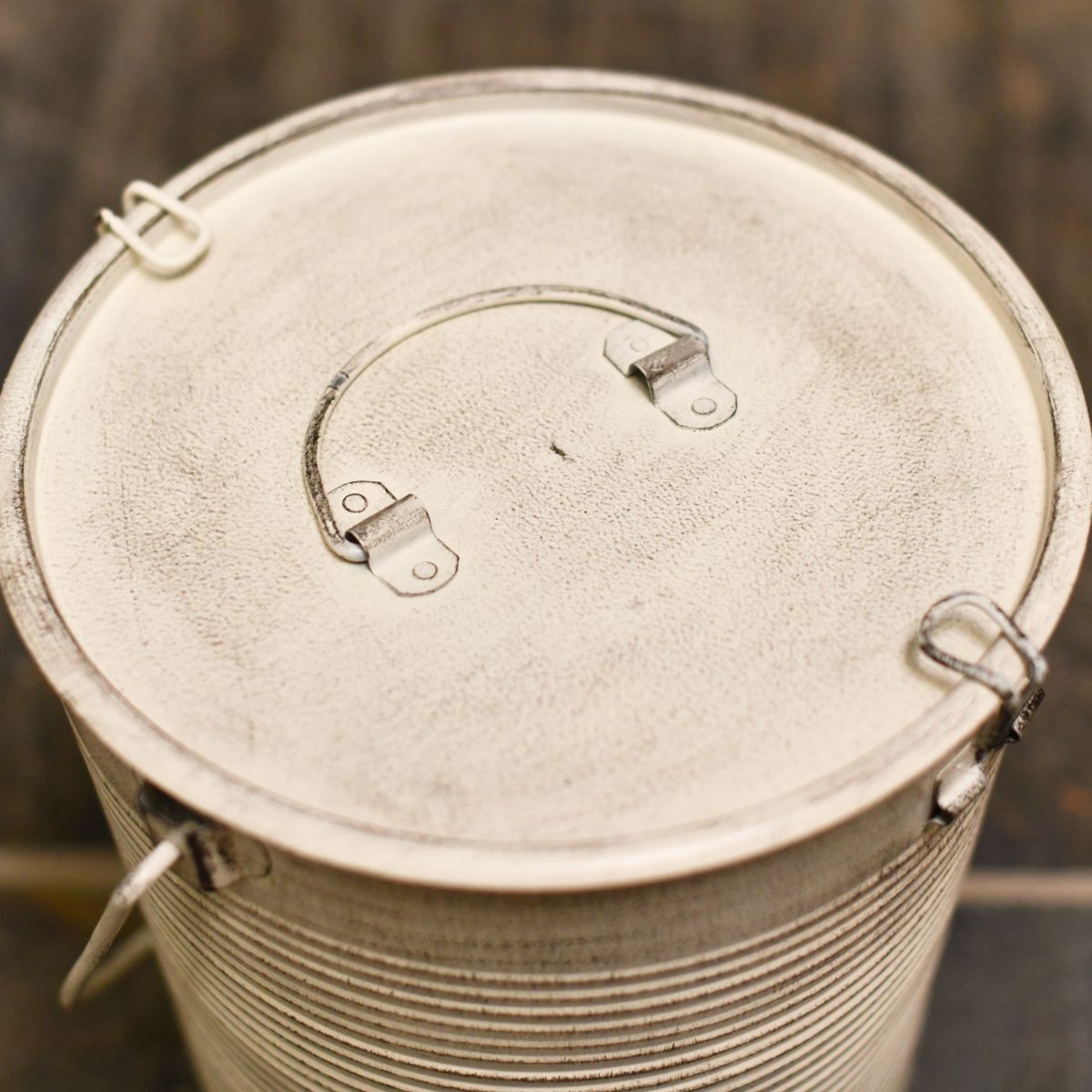 Log or coal holder with lid and clasps