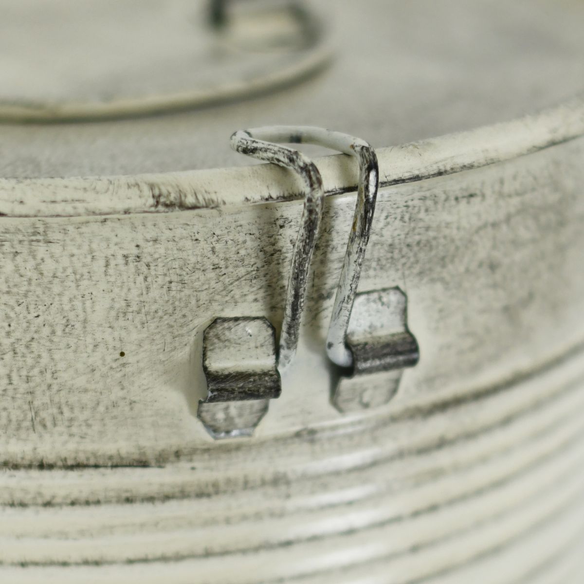 Detailed image of clasp for lid on bucket
