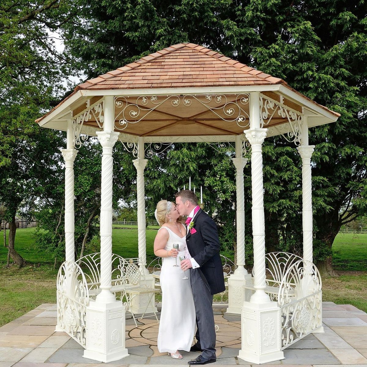 "Lady Antoinette" Pavillion with Wedding Party "Lady Antoinette" Pavillion with Wedding Party